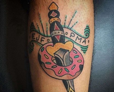 Old School小臂甜甜圈匕首纹身图案