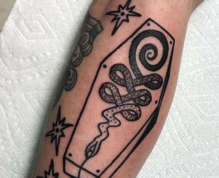 Old School小臂棺材蛇纹身图案