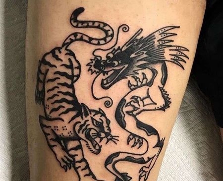 Old School大腿老虎龙纹身图案