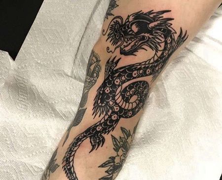 Old School腿龙纹身图案