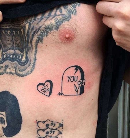 Old School胸下墓碑纹身图案