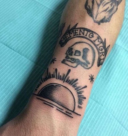 Old School手腕太阳纹身图案