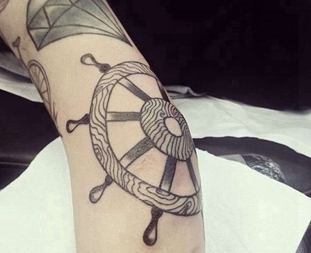 Old School胳膊肘船舵纹身图案