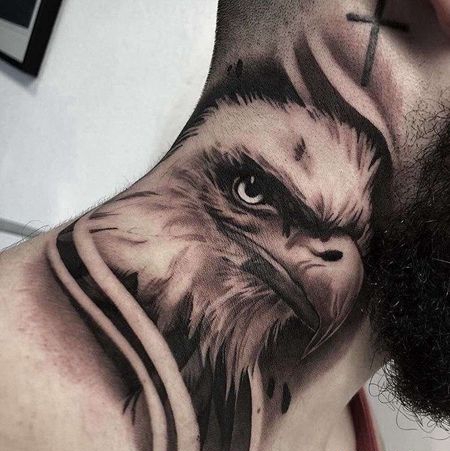 写实脖子老鹰纹身图案