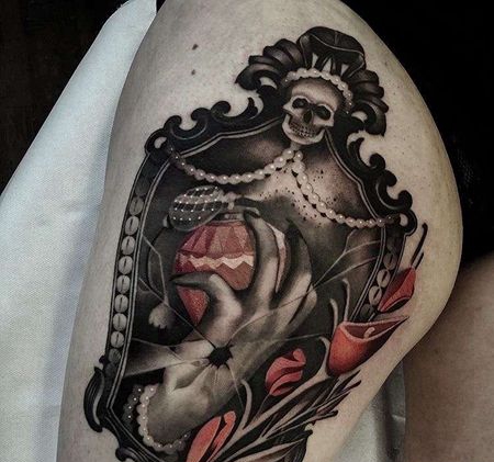 写实大腿镜子手纹身图案