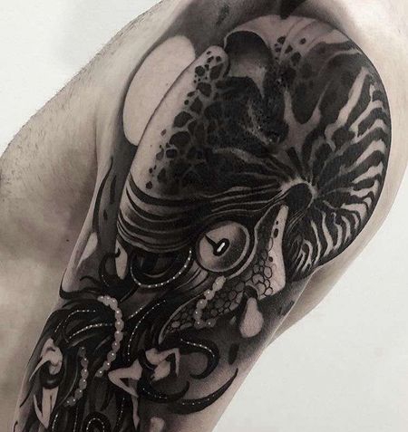 写实大腿鹦鹉螺纹身图案