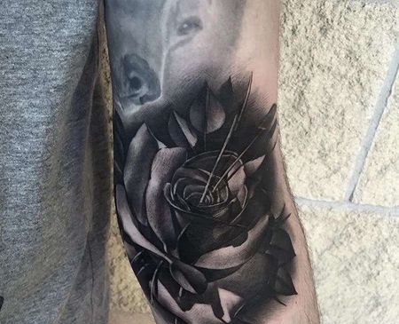 写实胳膊玫瑰纹身图案