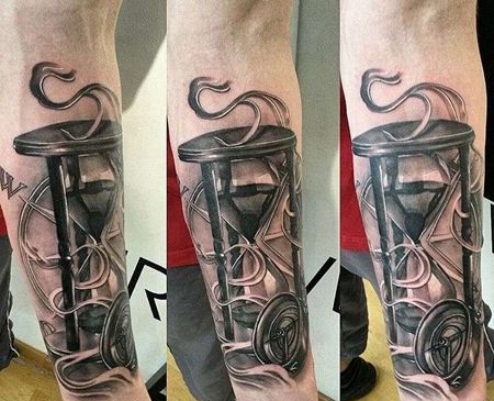 写实小臂沙漏钟表纹身图案