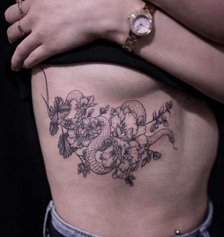小清新胸下蛇纹身图案