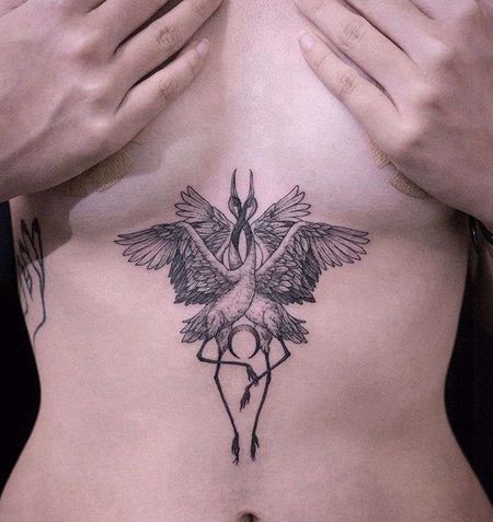 小清新胸下鹤纹身图案