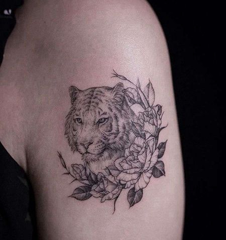 小清新大臂老虎花卉纹身图案