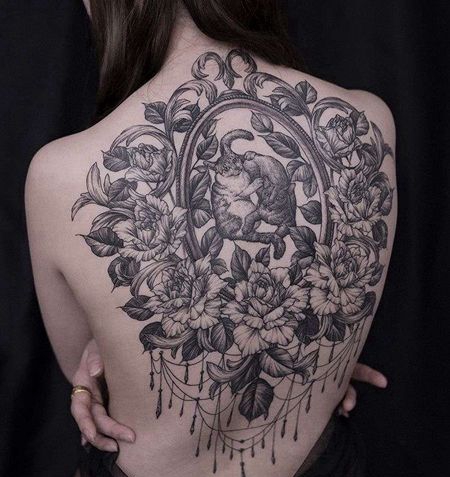 点线后背猫花卉纹身图案