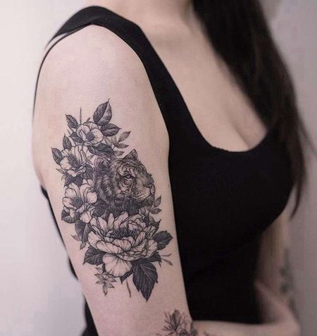 点线大臂老虎花卉纹身图案