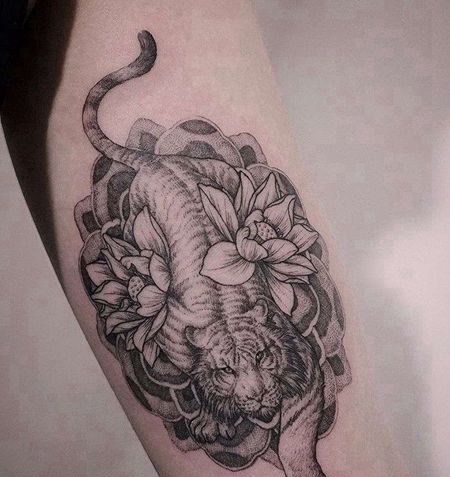 点线大臂老虎荷花纹身图案