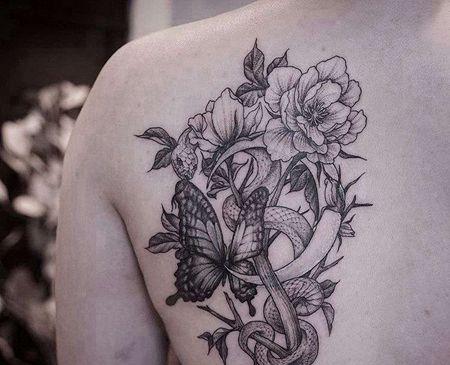 点线蝴蝶后背蛇花卉纹身图案