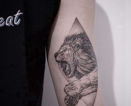 点刺大臂狮子纹身图案