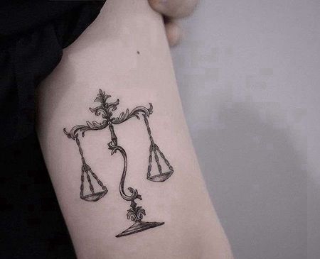 小清新大臂天平纹身图案