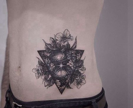 点刺侧腰星空花卉纹身图案