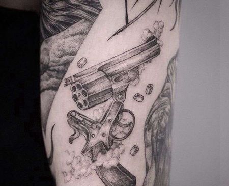 点线大臂手枪纹身图案
