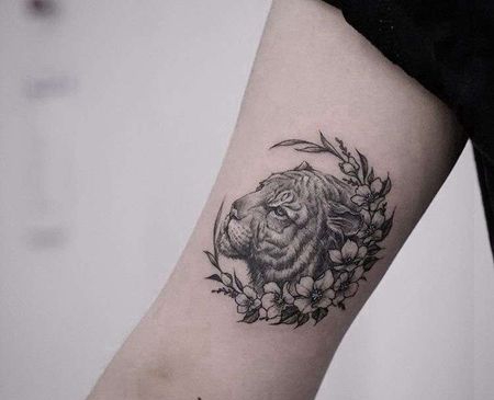 小清新大臂老虎花环纹身图案