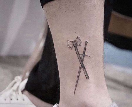 小清新小腿斧头剑纹身图案