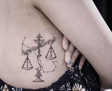 小清新后背天平纹身图案