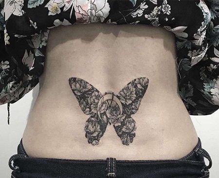 后背蝴蝶花卉纹身图案