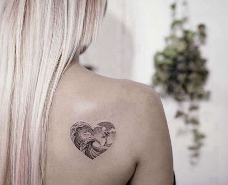 点刺后背心海浪纹身图案