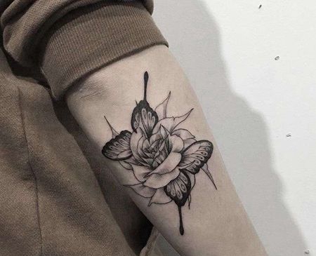 点刺小臂玫瑰蝴蝶纹身图案