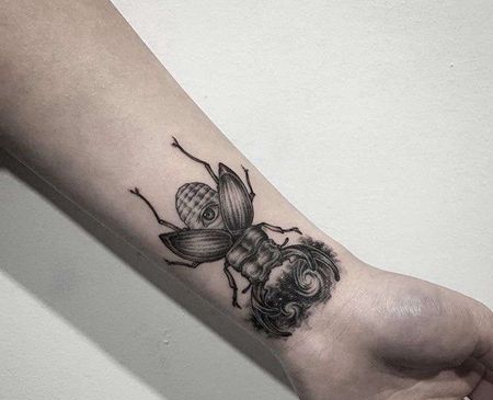 点刺小臂甲虫纹身图案