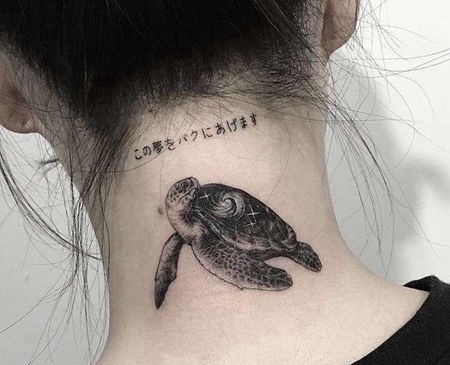 写实后颈海龟纹身图案