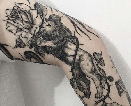 点线胳膊狮子玫瑰纹身图案