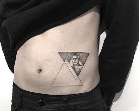 几何腹部人像纹身图案