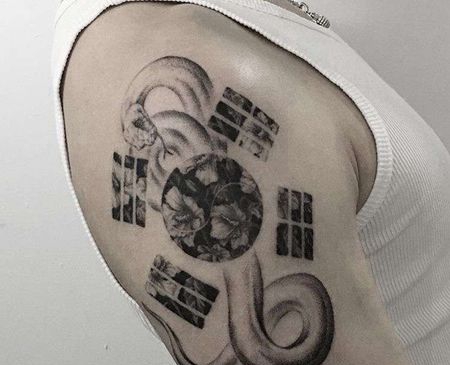 点刺大臂蛇纹身图案