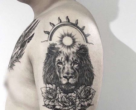 写实大臂狮子花卉纹身图案