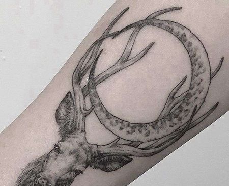 小臂鹿月亮纹身图案