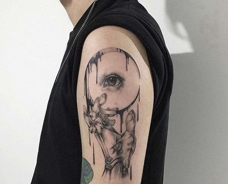 大臂手月亮纹身图案