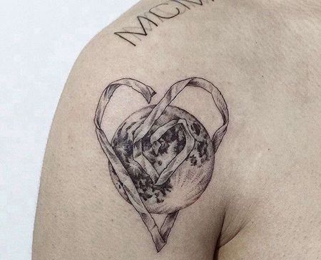 点刺大臂心地球纹身图案