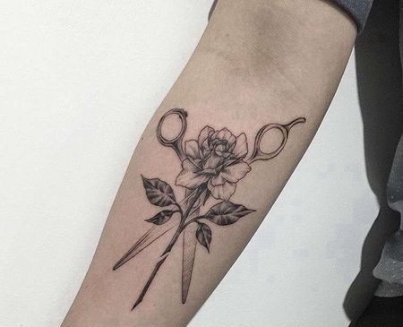 点刺小臂剪刀玫瑰纹身图案