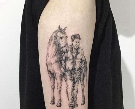 点刺大臂人像马纹身图案