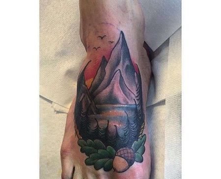 Old School脚背山纹身图案