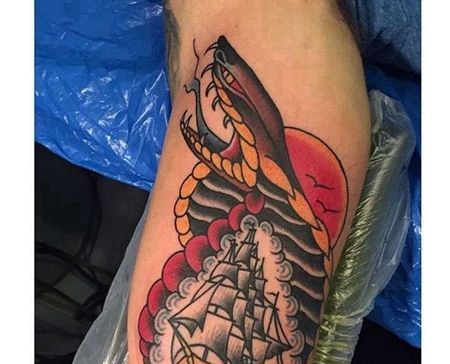 Old School大臂蛇帆船纹身图案