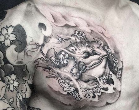 新传统前胸青蛙纹身图案