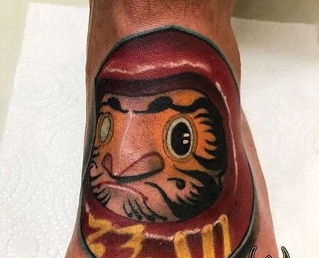 新传统脚背达摩蛋纹身图案