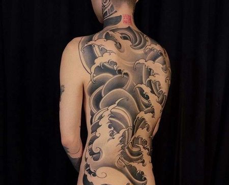 新传统后背海浪纹身图案