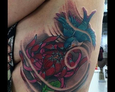 新传统侧腰菊花鸟纹身图案