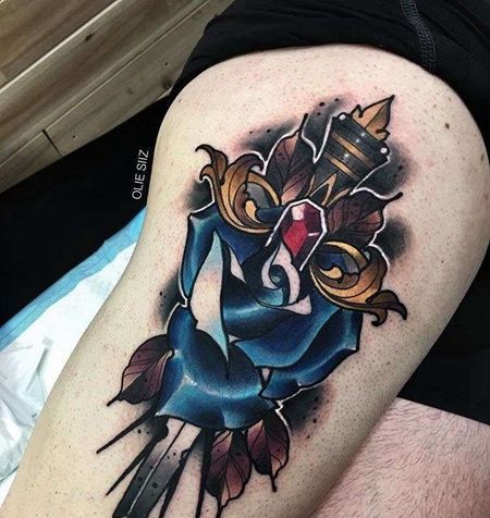 New School大腿玫瑰匕首纹身图案