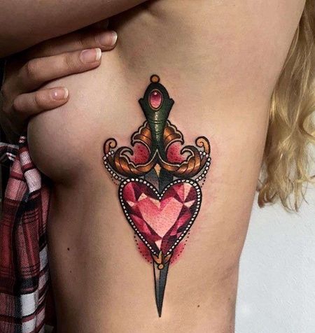 New School侧腰宝石匕首纹身图案