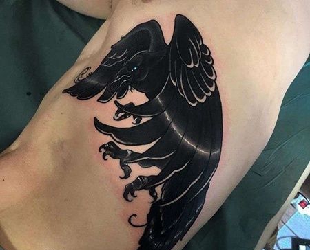 New School大臂侧腰乌鸦纹身图案