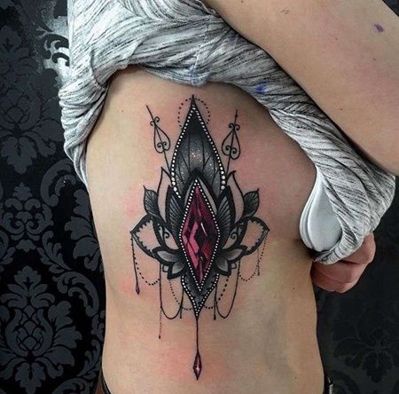 New School侧腰宝石纹身图案